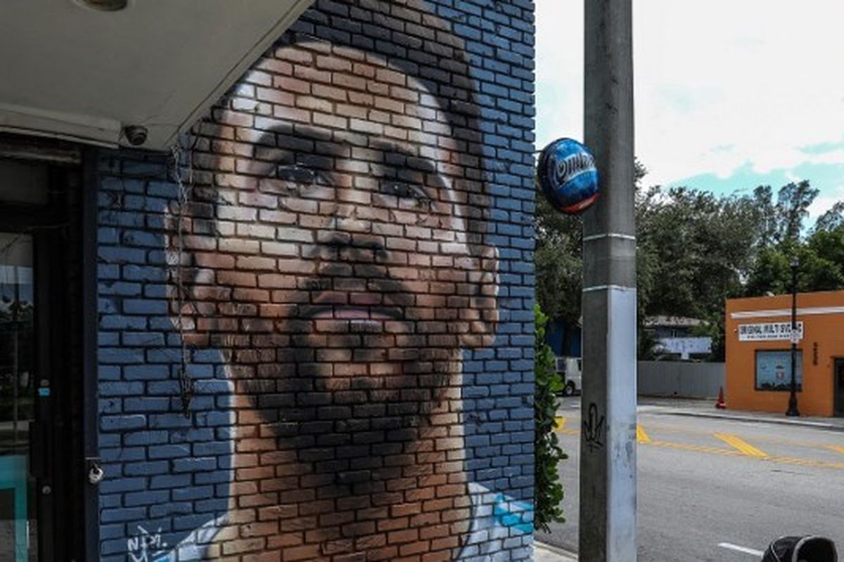 Mural wajah Lionel Messi yang berada di salah satu jalan di Miami, Amerika Serikat. Messi memutuskan untuk bergabung dengan klub MLS, Inter Miami, pada Rabu (7/6/2023). (Foto oleh Giorgio Viera / AFP)