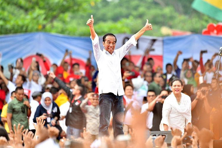 Capres nomor urut 01 Joko Widodo (Jokowi) saat kampanye di Lapangan Taman Bukit Gelanggang Kota Dumai, Riau, Selasa (26/3/2019). Dalam kampanye di hadapan ribuan massa pendukung, kader dan caleg parpol koalisi, Jokowi menyampaikan sejumlah program unggulan dan proyek strategis yang akan dibangunnya di Riau jika nanti terpilih lagi sebagai presiden.