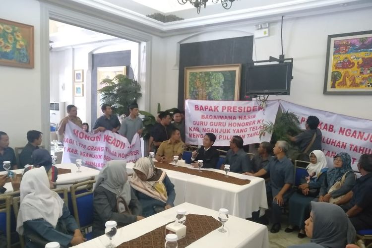 Guru honorer Nganjuk memajang poster menagih janji pemerintah di Surabaya, Senin (30/9/2019)