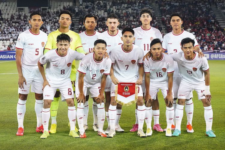 Timnas U23 Indonesia berfoto bersama saat melawan Qatar dalam fase Grup A Piala Asia U23 2024. Laga timnas U23 Indonesia vs Qatar bergulir di Stadion Jassim Bin Hamad pada Senin (15/4/2024).