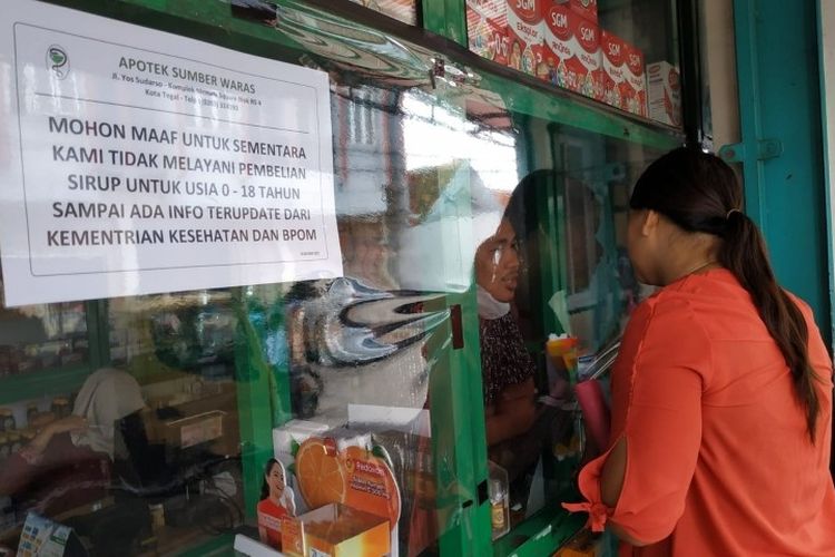  Salah satu apotek di Kota Tegal, Jawa Tengah menempel informasi bahwa sementara tidak menjual obat sirup kepada masyarakat setelah adanya instruksi Kemenkes RI, Jumat (21/10/2022). 
