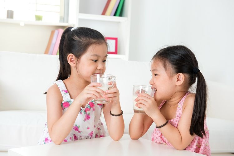 Ilustrasi minum susu. Susu termasuk minuman padat nutrisi, yang memiliki manfaat kesehatan, seperti pertumbuhan anak, memperbaiki sel, dan menurunkan risiko diabetes.