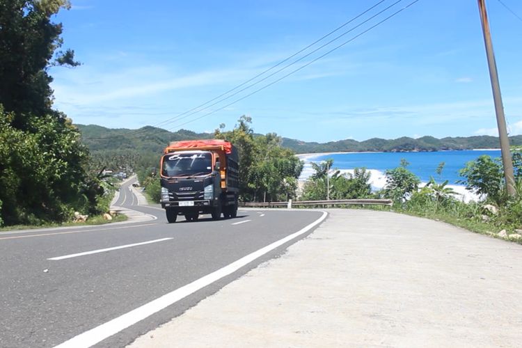 Suasana Jalur Lintas Selatan dengan pemandangan yang indah Pantai Soge yang berasa di Desa Sidomulyo Kecamatan Ngadirojo Pacitan Jawa Timur, Minggu (07/04/2024)