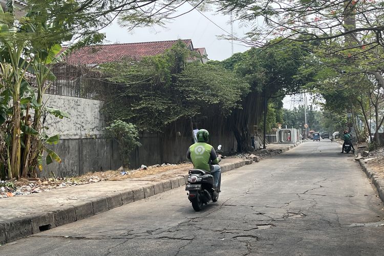 Sempat Dipenuhi Sampah, Trotoar Ratu Alamanda Jakbar Kini Bersih, Warga Minta CCTV