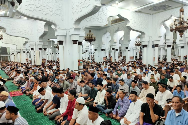 Suasana dalam Masjid Raya Baiturrahman Banda Aceh saat melaksanakan shalat Tarawih malam pertama, Rabu (22/3/2023).