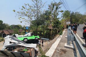 Minibus Jatuh ke Jurang dan Timpa Pasar di Gunungkidul, 1 Orang Meninggal-Belasan Luka