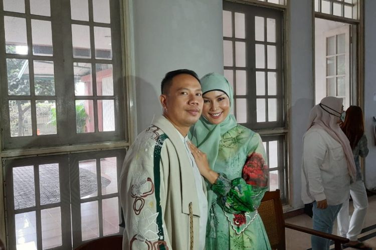 Vicky Prasetyo dan Kalina Ocktaranny menjalani sesi Pre-wedding di apartemen Mitra Bahari, Jakarta Utara, Sabtu (12/12/2020).