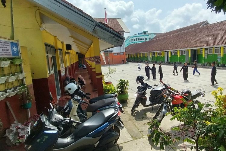 Para siswa SDN Pengadilan Jalan Tarumanegara Kota Tasikmalaya, Jawa Barat, sempat keluar ruangan kelas saat belajar usai merasakan getaran gempa yang berpusat di Sukabumi pada Kamis (8/12/2022) pagi.