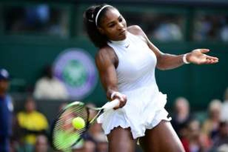 Petenis Amerika Serikat, Serena Williams, mengembalikan bola dari petenis Rusia, Anastasia Pavlyuchenkova, pada babak perempat final Wimbledon di The All England Lawn Tennis Club, London, Selasa (5/7/2016).