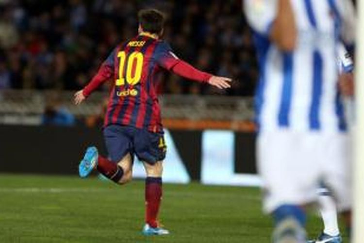 Striker Barcelona, Lionel Messi, mencetak gol ke gawang Real Sociedad pada laga semifinal leg kedua Copa del Rey di Stadion Anoeta, Sociedad, Rabu (12/2/2014).