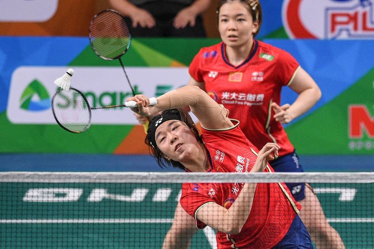 Ganda putri China Chen Qing Chen/Jia Yi Fan beraksi dalam ajang Badminton Asia Championship atau Kejuaraan Bulu Tangkis Dunia 2022 di Muntinlupa Sports Complex, Manila, Filipina, pada 30 April 2022.