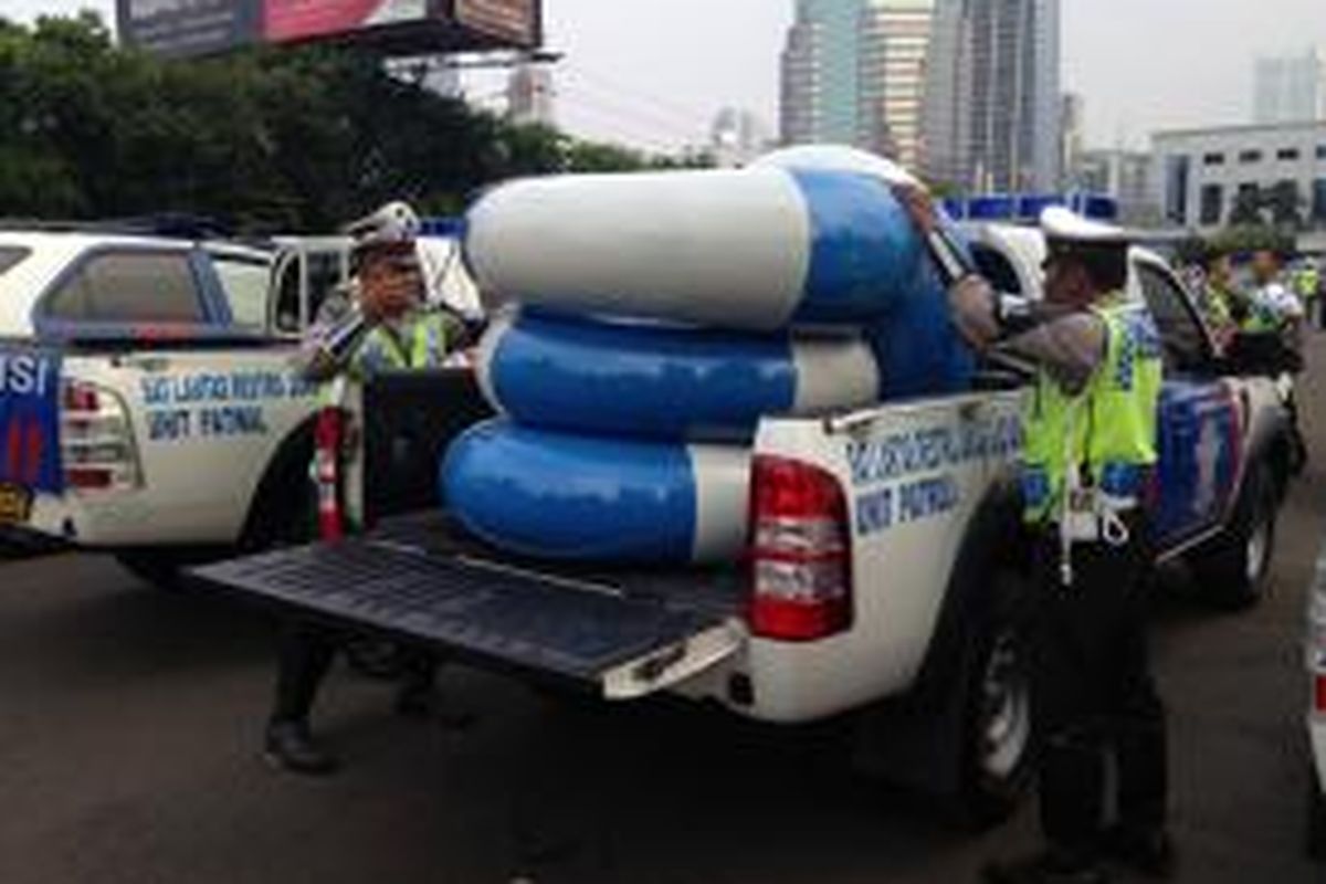 Tampak sejumlah perlengkapan yang digunakan oleh Direktorat Lalu Lintas Polda Metro Jaya yang tergabung dalam Satgas Banjir 2015, di antaranya pelampung, sepatu bots, hingga kendaraan untuk menerobos banjir. Foto diambil pada Selasa (11/10/2015).
