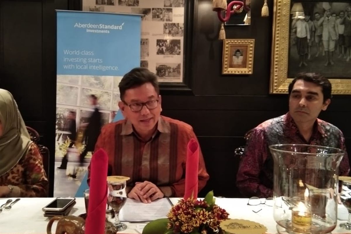 Bincang-bincang kondisi ekonomi Indonesia di tengah gejolak ekonomi global bersama Aberdeen Standard Invesment Indonesia di Jakarta, Kamis (16/5/2019)