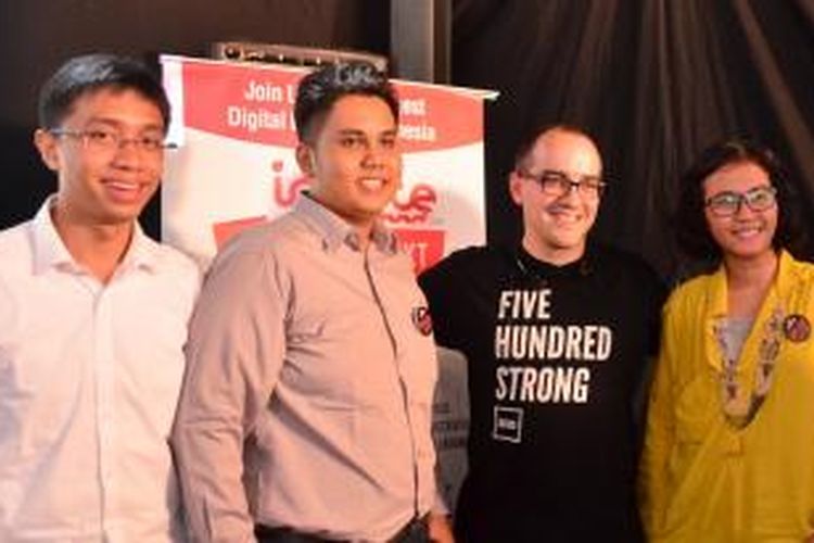 Para pendiri Karamel (Wahyu Adhi, Aditya Dwi Putra, dan Sarah Paramitasari), bersama Dave McClure (baju hitam) dari 500 Startups.