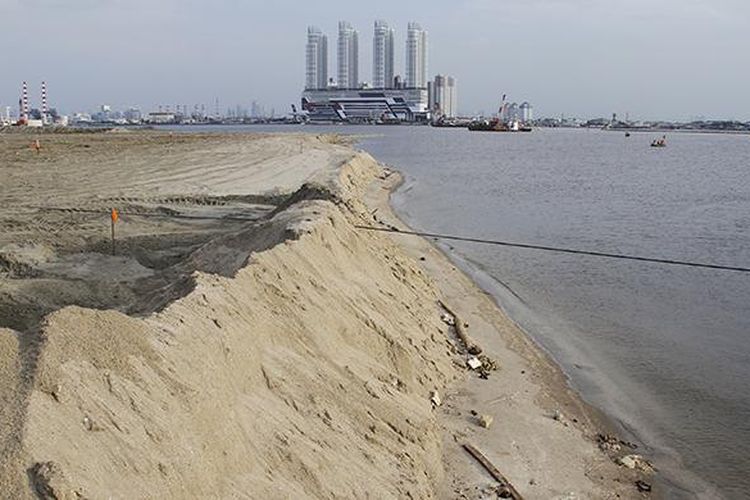 Suasana proyek pembangunan reklamasi Teluk Jakarta di kawasan Pantai Utara, Jakarta Utara, Rabu (11/5/2016). Kementerian Lingkungan Hidup dan Kehutanan menghentikan sementara proyek reklamasi Pulau C, D, dan G, lantaran dinilai melanggar izin dan perundang-undangan mengenai lingkungan hidup.