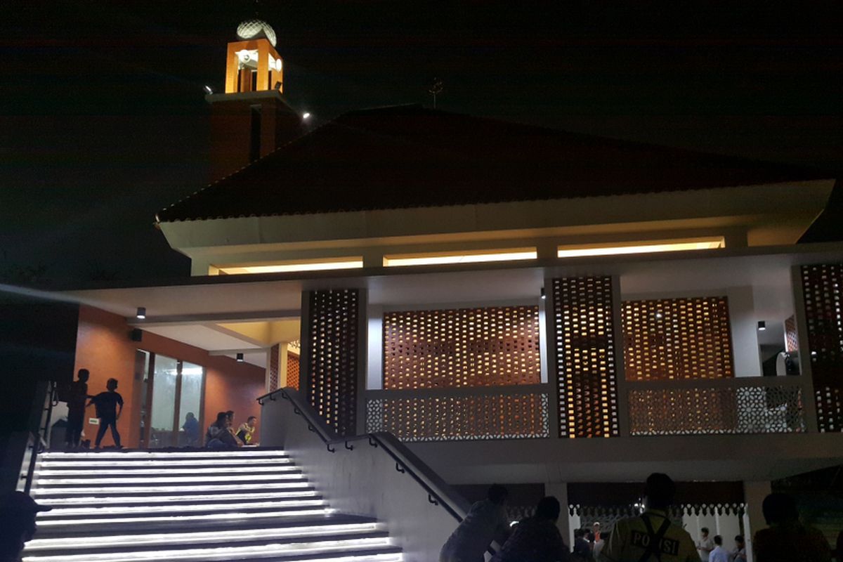 Masjid Jami Al-Mubarokah di seberang RPTRA/RTH Kalijodo yang diresmikan Gubernur DKI Jakarta Djarot Saiful Hidayat, Selasa (3/10/2017).