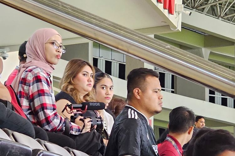 Istri Pratama Arhan, Nurul Azizah (ketiga dari kiri), hadir langsung menonton pertandingan timnas U23 Indonesia melawan Taiwan pada Kualifikasi Piala Asia U23 2024. Laga timnas U23 Indonesia vs Taiwan tersebut akan dilangsungkan di Stadion Manahan, Solo, pada Sabtu (9/9/2023) pukul 19.00 WIB.