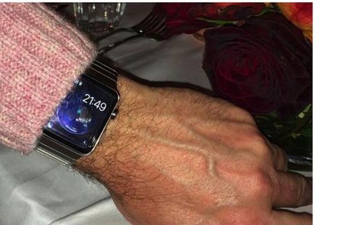 Pria Misterius Ketahuan Pakai Apple Watch