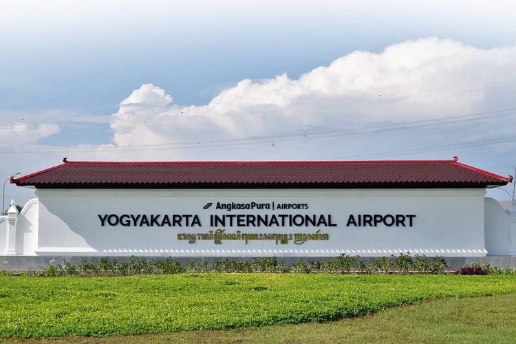 Bentuk papan nama Bandara Internasional Yogyakarta yang memiliki gaya khas gerbang Kraton Ngayogyakarta yang bernama Joglo Semar Tinandu.