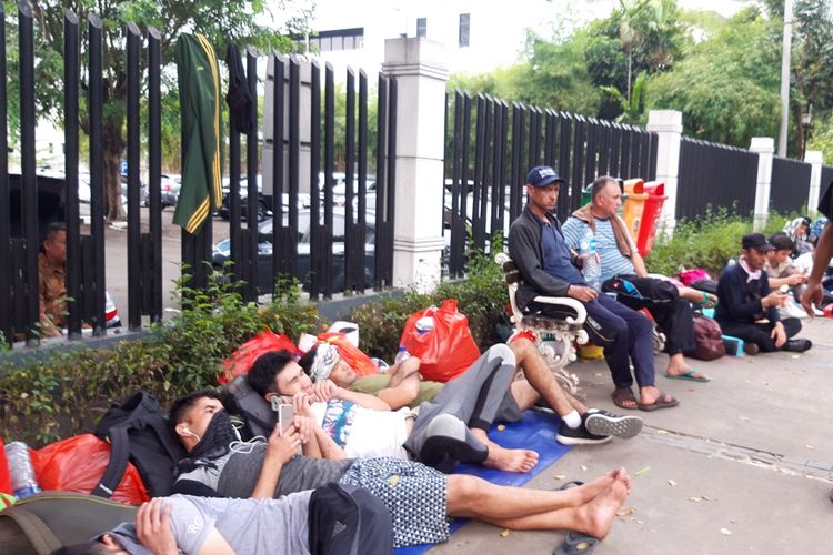 Para pencari suaka yang kembali ke trotoar Kebon Sirih, Jakarta Pusat, Kamis (10/10/2019).