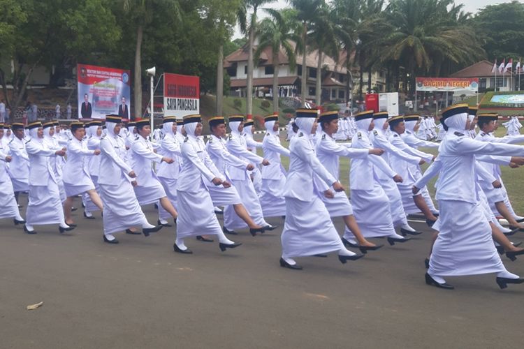 Muda praja IPDN yang dilantik Mendagri Tito Karnavian melakukan defile di lapang IPDN kampus Jatinagor, Sumedang, Jawa Barat, Kamis (30/10/2019). AAM AMINULLAH/KOMPAS.com