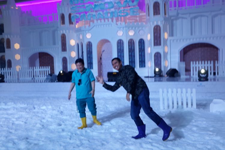 Wali Kota Malang, M Anton bersama Iwan Kurniawan saat berada di atas es Malang Snow Paradise, Hawai Water Park, Kota Malang, Kamis (7/12/2017).