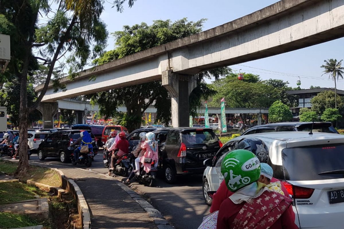 Suasana kepadatan lalu lintas di dalam TMII, Senin (18/6/2018)