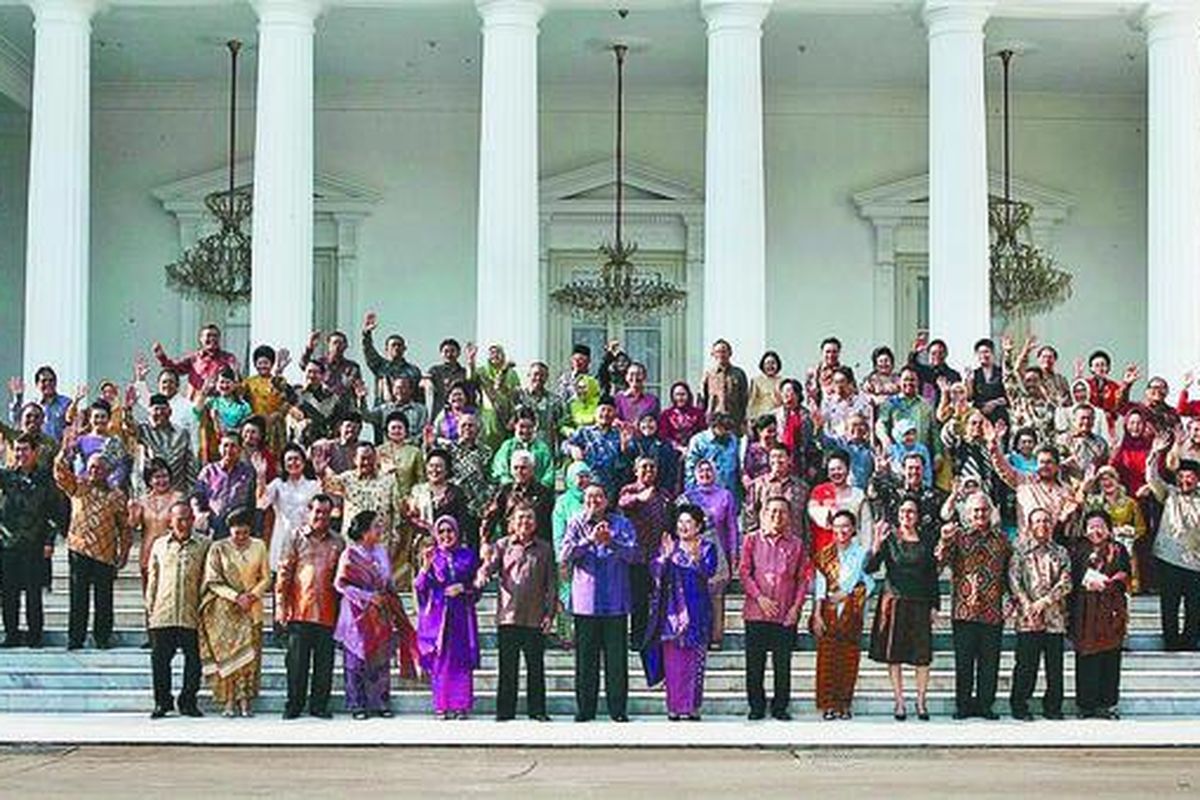 Presiden Susilo Bambang Yudhoyono, Wakil Presiden Jusuf Kalla, wakil presiden terpilih Boediono, Ny Ani Yudhoyono, Ny Mufidah Jusuf Kalla, dan Ny Herawati Boediono serta menteri Kabinet Indonesia Bersatu berpose bersama di tangga Istana Merdeka, Jakarta, Jumat (16/10), menjelang empat hari berakhirnya masa kerja Kabinet Indonesia Bersatu.