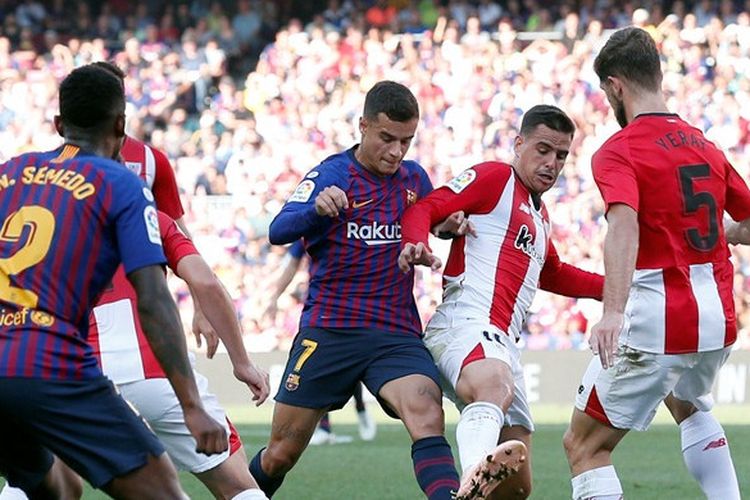 Gelandang FC Barcelona, Philippe Coutinho (ketiga dari kanan), berduel dengan gelandang Athletic Bilbao, Dani Garcia, dalam laga Liga Spanyol di Stadion Camp Nou, Barcelona, Spanyol pada 29 September 2018.
