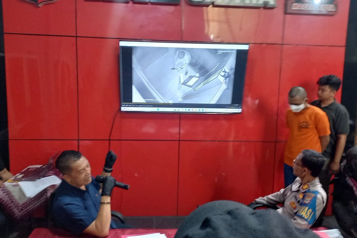 Kasatreskrim Polresta Yogyakrata AKP MP Probo Satrio (kiri) saat menunjukkan rekaman CCTV aksi AB merusak ATM, Selasa (25/6/2024)