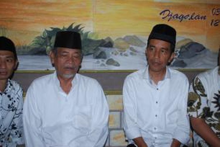 Pemilik Pondok Pesantren Al-Fadhlu Wal Fadhilah Kaliwungu Kendal KH Dimyati Rois (kiri) bertemu dengan bakal calon presiden dari PDI Perjuangan, Joko Widodo (kanan) di Kaliwungu, Kendal, Jawa Tengah, Minggu (4/5/2014) malam.
