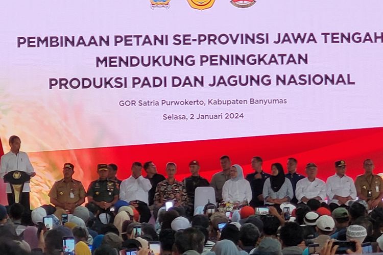 Presiden Joko Widodo (Jokowi) saat acara pembinaan petani se-Jateng di GOR Satria Purwokerto, Kabupaten Banyumas, Jateng, Selasa (2/1/2023).