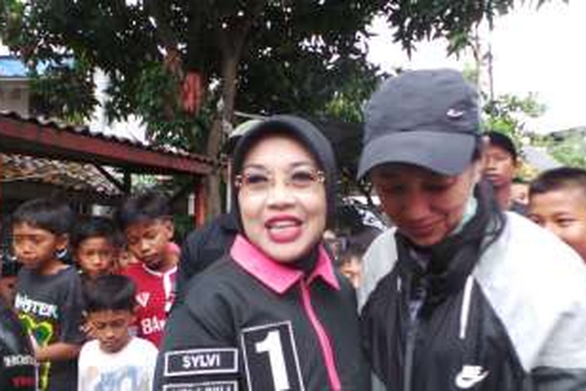 Kampanye calon wakil gubernur DKI Jakarta Sylviana Murni, di RW 01, Semanan, Kalideres, Jakarta Barat, Senin (16/1/2017).