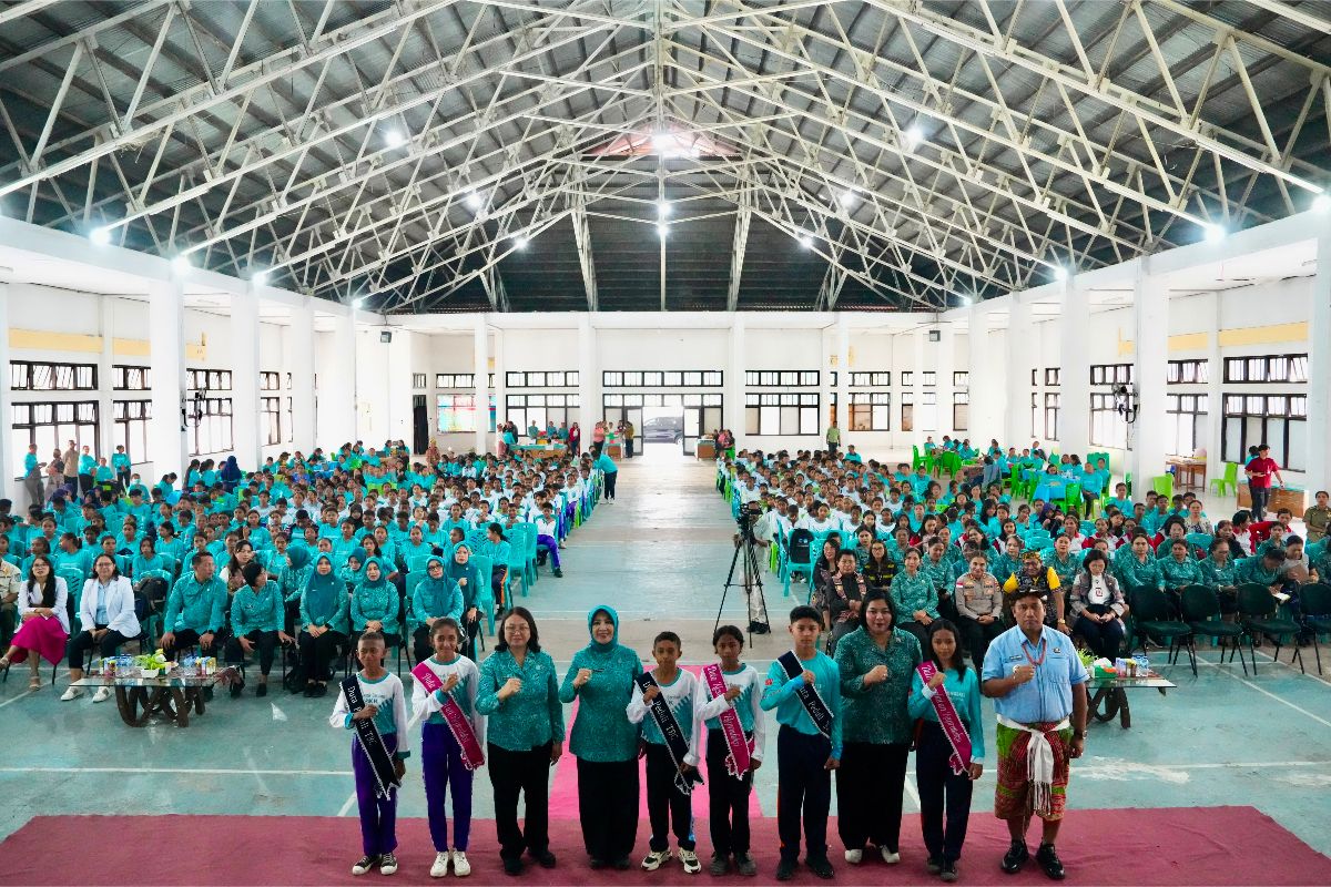 Ketua Umum Tim Penggerak Pemberdayaan dan Kesejahteraan Keluarga (TP-PKK) Tri Tito Karnavian membuka Sosialisasi Masalah Tuberkulosis (TBC), Kesehatan Reproduksi Remaja, dan Cek Kesehatan Gratis bagi Pelajar di Lapangan Gedung Balai Biinmafo, Kabupaten Timor Tengah Utara (TTU), Nusa Tenggara Timur (NTT), Kamis (25/6/2026)