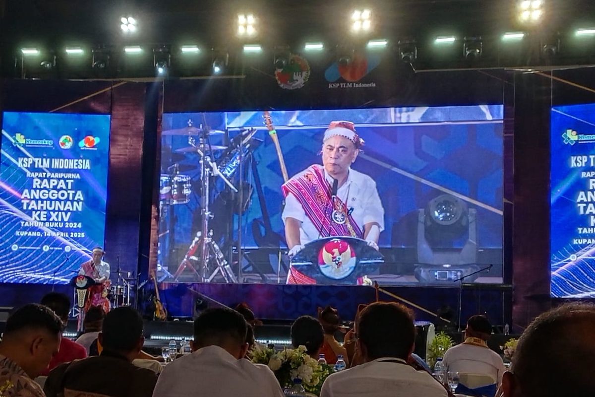 Menteri Koperasi (Menkop) Budi Arie Setiadi, memberikan sambutan dalam Rapat Anggota Tahunan (RAT) KSP TLM Indonesia di Gelanggang Olahraga Oepoi, Kota Kupang, Senin (14/4/2025) malam.