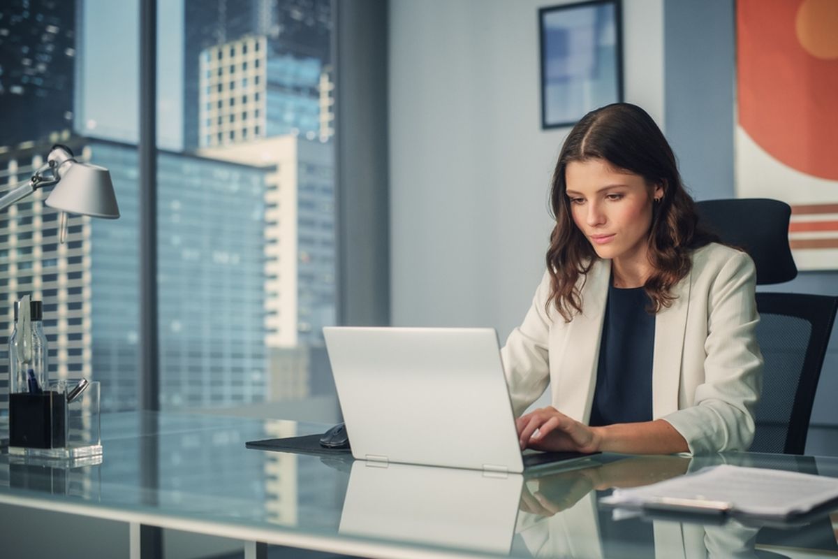 Ilustrasi perempuan di kantor. Berikut karakter dan sifat zodiak capricorn perempuan