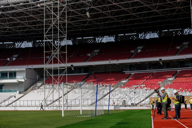 Progres pembangunan renovasi Stadion Utama Gelora Bung Karno untuk Asian Games 2018 di Kompleks Gelora Bung Karno (GBK), Senayan, Jakarta Pusat, Kamis (23/11/2017). Mengutip data Kementerian Pekerjaan Umum dan Perumahan Rakyat (PUPR), hingga kini progres pembangunan secara keseluruhan telah mencapai 87,27 persen dan ditargetkan selesai bertahap hingga Desember 2017.