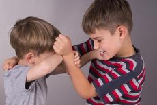 Anak Bungsu Sering Membully Kakaknya, Orangtua Harus Lakukan 4 Hal Ini