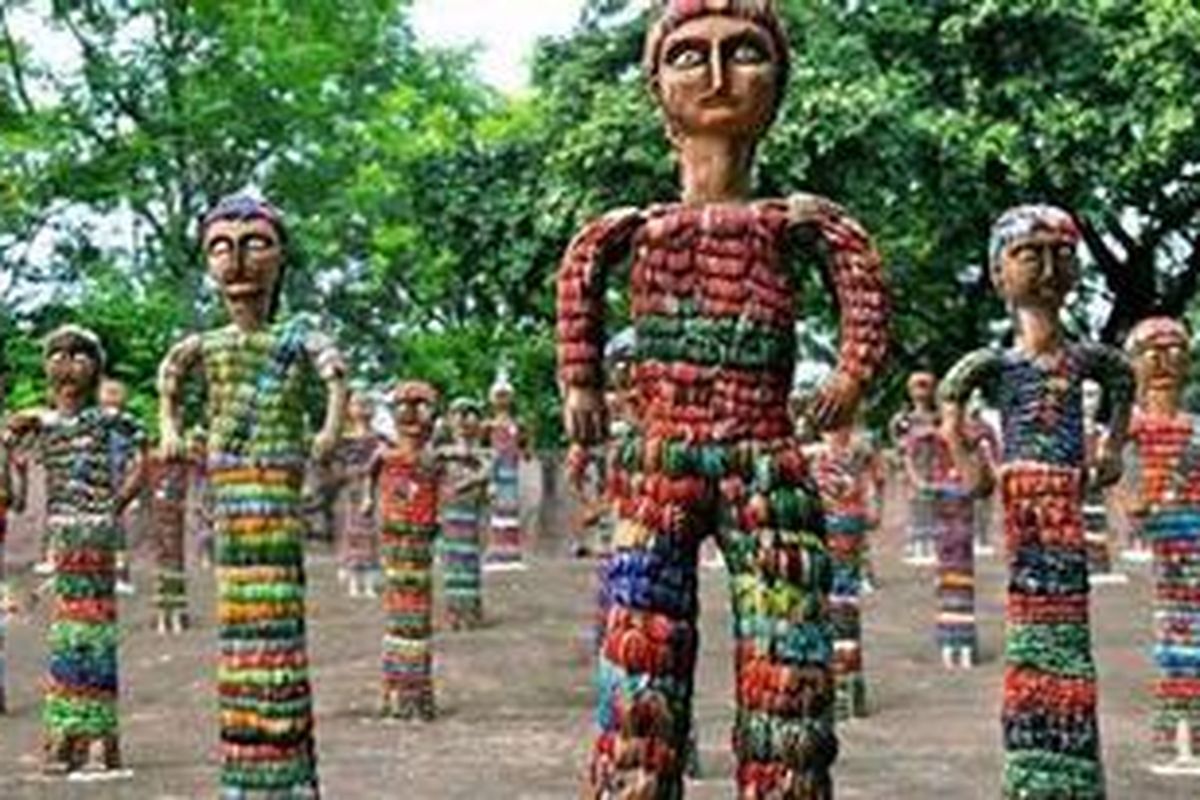 Neck Chand Rock Garden Fantasy merupakan ciri khas kota Chandigarh. Kebun ini unik karena dipenuhi dengan berbagai hiasan taman.