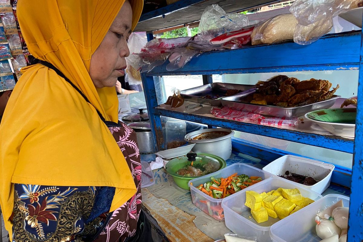 Bu Roby menyajikan menu sehat di balik warung kaki limanya.