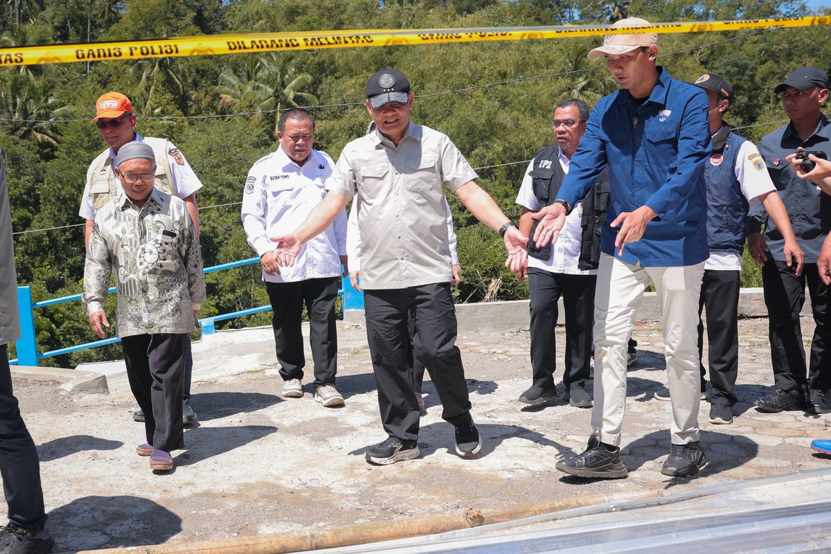 Gubernur Jateng Ahmad Luthfi saat meninjau tanah longsor di Desa Cilibur, Kecamatan Paguyangan, Kabupaten Brebes, Rabu (11/3/2026).
