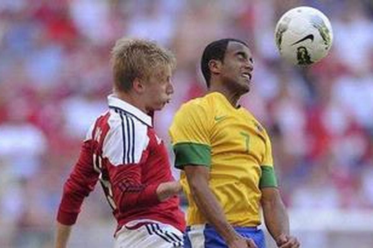 Lucas Moura (kanan) saat memperkuat tim Olimpiade 2012 Brasil yang beruji coba melawan Denmark di Hamburg, Minggu (27/5/2012). 