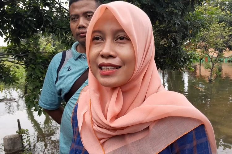 Ketua KPU Kabupaten Demak, Siti Ulfaati saat meninjau lokasi terdampak banjir Desa Wonoketingal, Kecamatan Karanganyar, Kabupaten Demak, Minggu (11/2/2024). (KOMPAS.COM/NUR ZAIDI