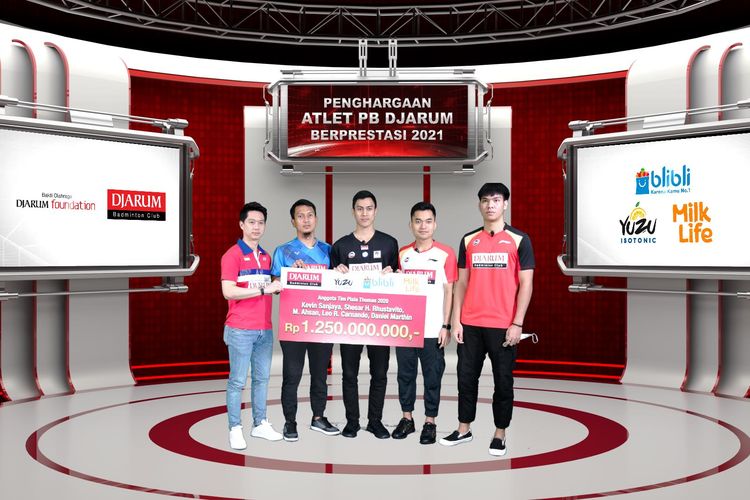 Kevin Sanjaya Sukamuljo, Mohammad Ahsan, Shesar Hiren Rhustavito, Leo Rolly Carnando, dan Daniel Marthin, meneruma bonus dari PB Djarum berkat kontribusi mereka dalam keberhasilan tim beregu putra Indonesia meraih Piala Thomas 2020, Rabu (22/12/2021).