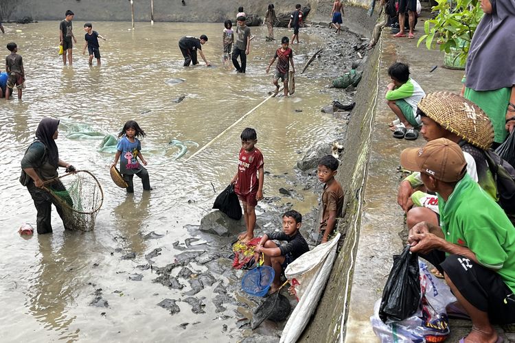 Mengenal Tradisi Gubyag Balong di Purwakarta, Saat Warga Berebut Tangkap Ikan dengan Tangan Kosong