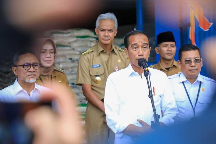Gubernur Jateng Ganjar Pranowo mendampingi kunjungan kerja Presiden Jokowi dan Mendag Zulkifli Hasan di Boyolali, Senin (10/4/2023).