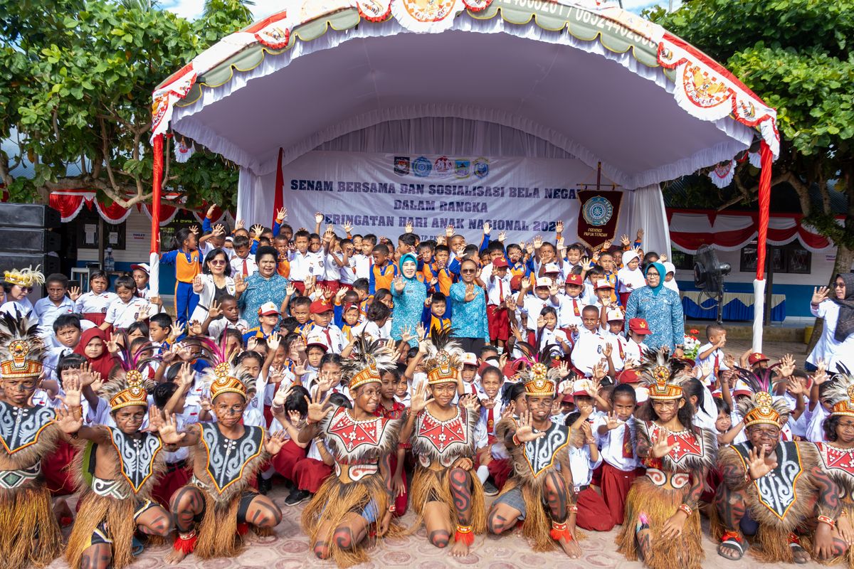 Anak-anak dan warga Papua Tengah antusias mengikuti senam bersama dan sosialisasi bela negara dalam rangka peringatan Hari Anak Nasional 2025.
