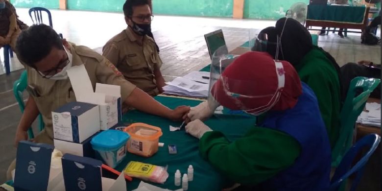 Seorang petugas medis mengambil sampel darah untuk rapid test terhadap salah satu penyelenggara pemilu di Kabupaten Kotawaringin Barat, Kalimantan Tengah, Selasa (18/8/2020). 