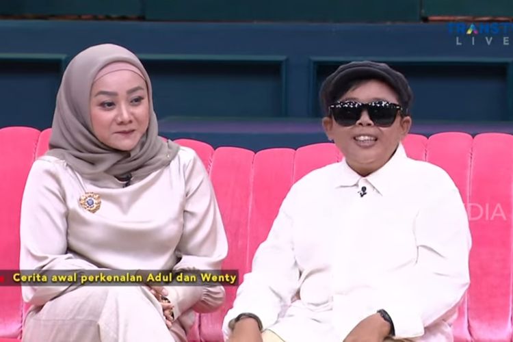 Komedian Adul (kanan) dan istri barunya, Wenty Eri.