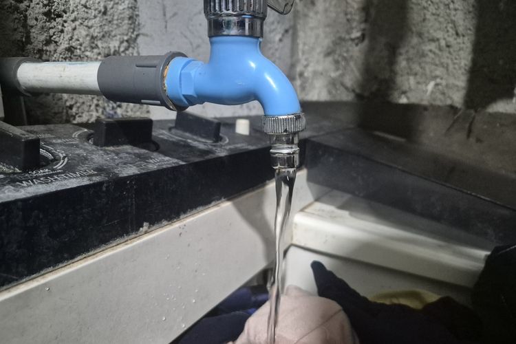 Warga di Jakut Masih Khawatir Air PAM Mati Hari Ini, Tetap Stok Air di Ember hingga Drum
